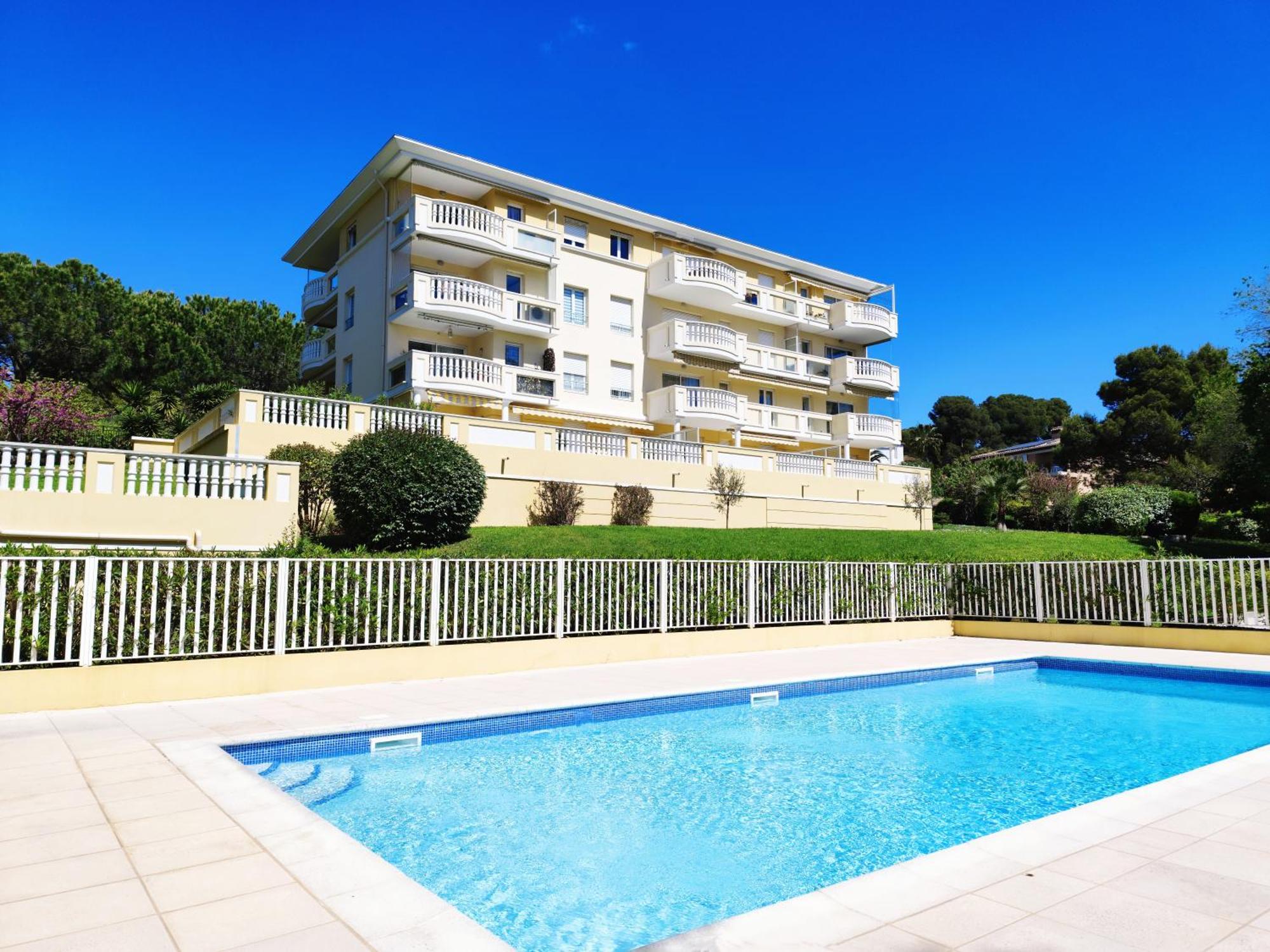 Elegant Two-bedroom With Private Pool And Parking *